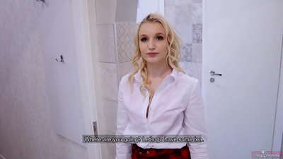 कॉलेज की युवा लड़की अपने प्रेमी के साथ अपने दोस्त को धोखा देती है | देखने का तरीका और उसे बिल्ली के अंदर सह!